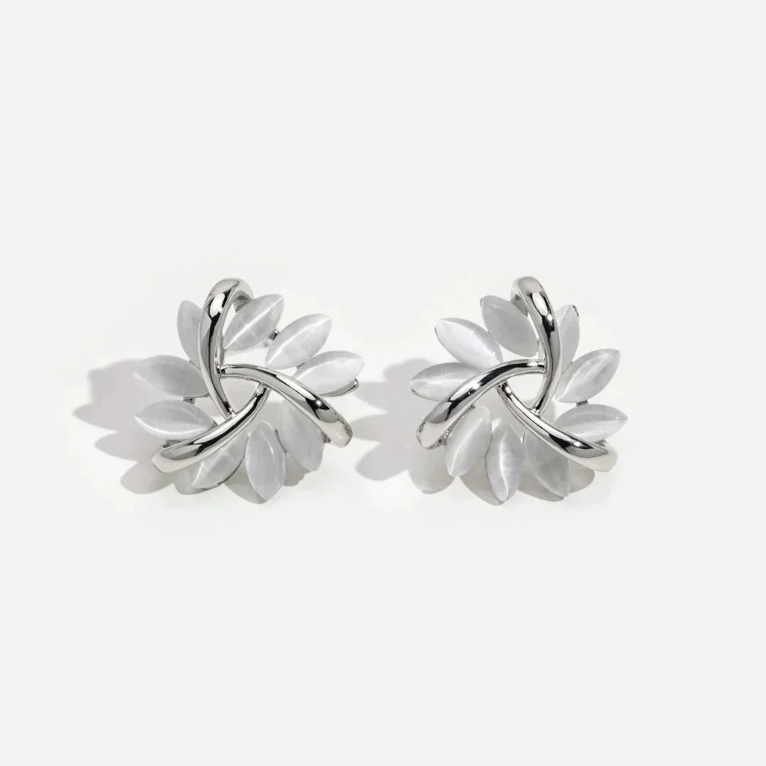 Boucles d'oreilles en cercle avec des pétales d'opale en or